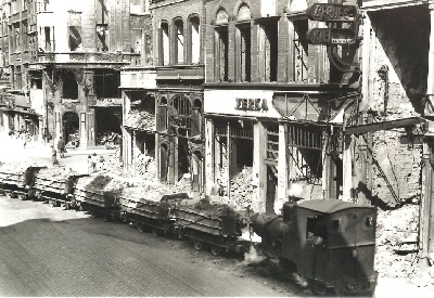 Schutträumung im Eigelstein mit dem "Bähnle" 1945